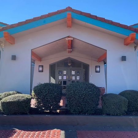 Howard Johnson By Wyndham Columbus Fort Moore Exterior photo