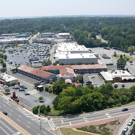 Howard Johnson By Wyndham Columbus Fort Moore Exterior photo