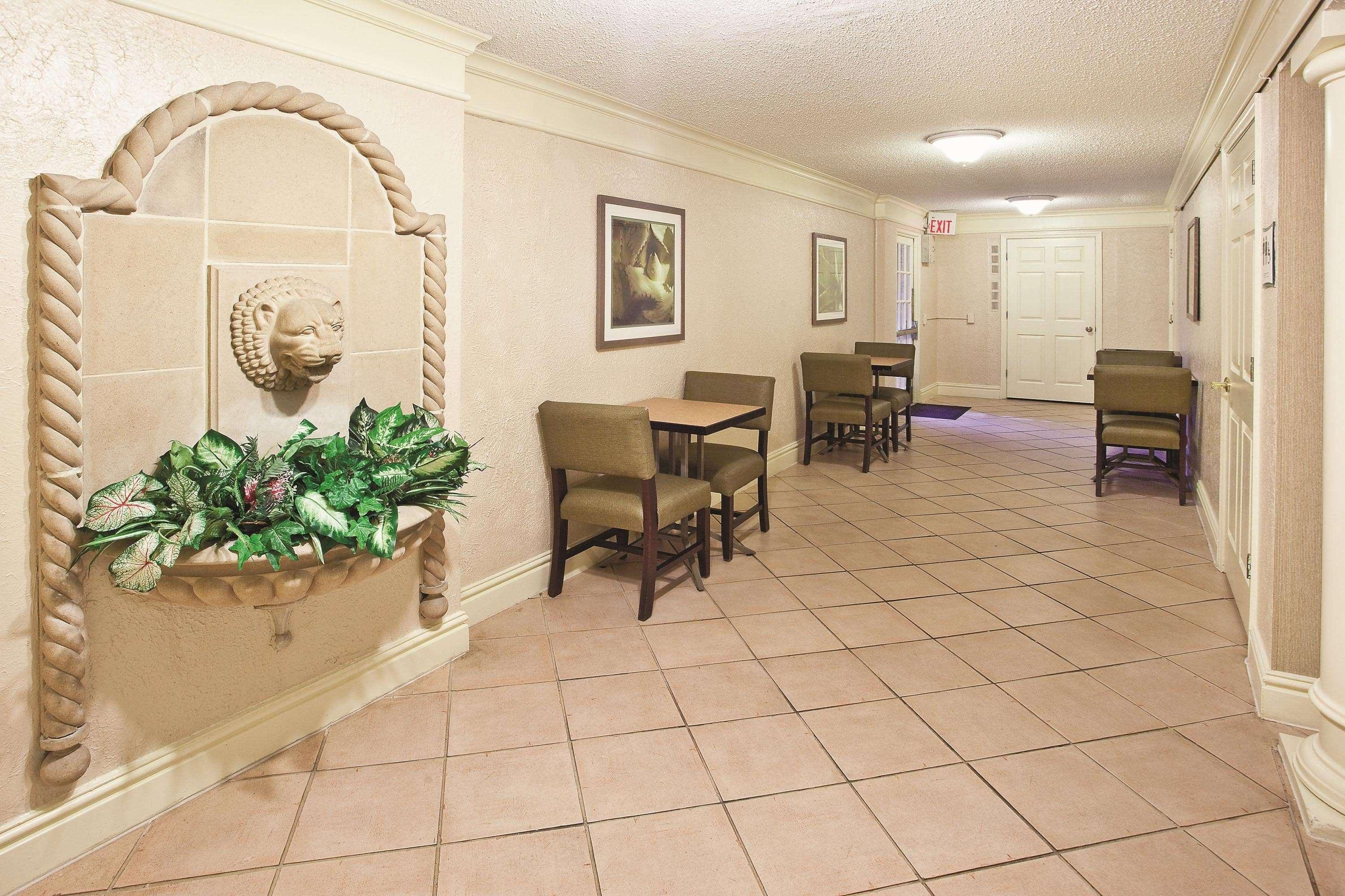 Howard Johnson By Wyndham Columbus Fort Moore Exterior photo