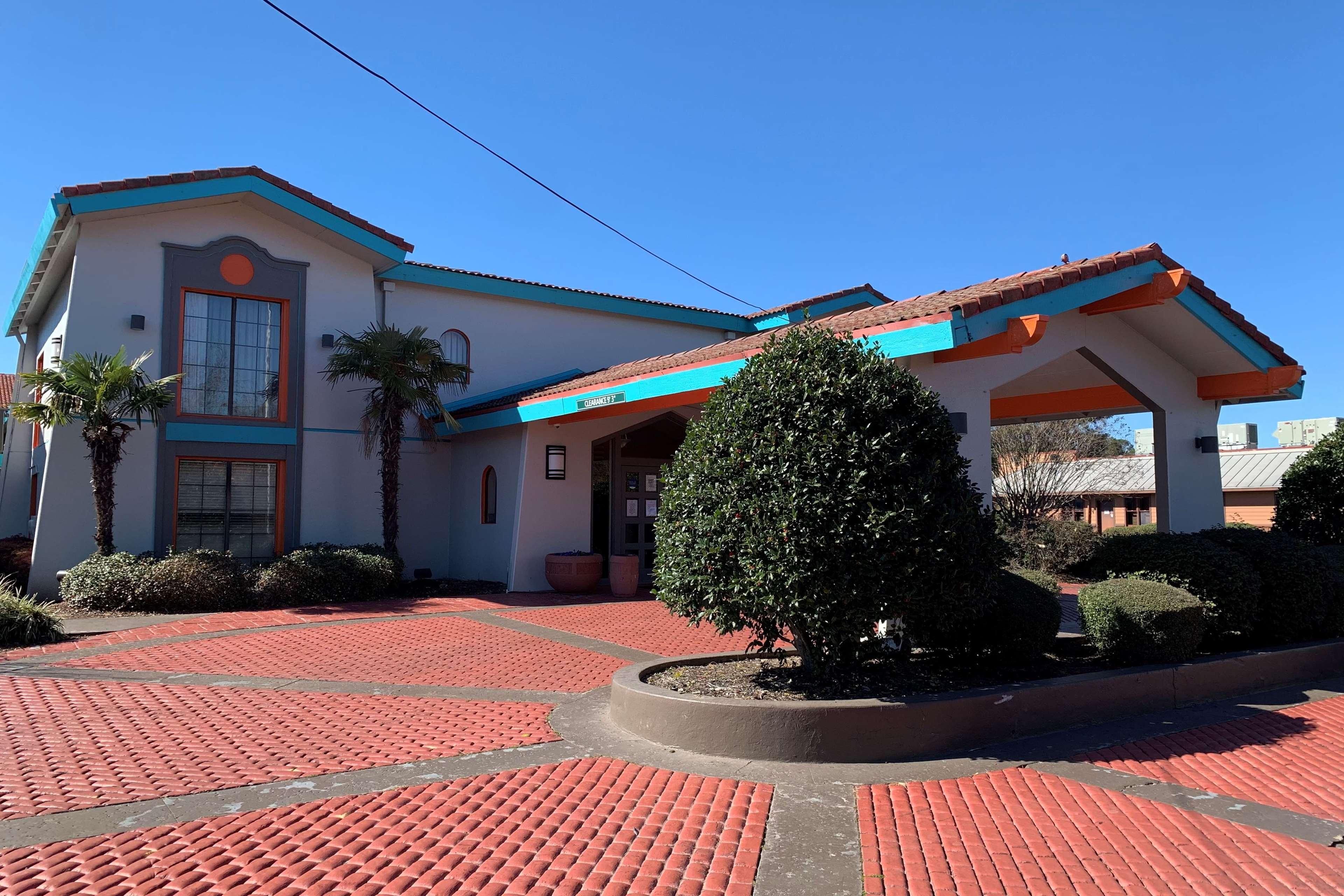 Howard Johnson By Wyndham Columbus Fort Moore Exterior photo