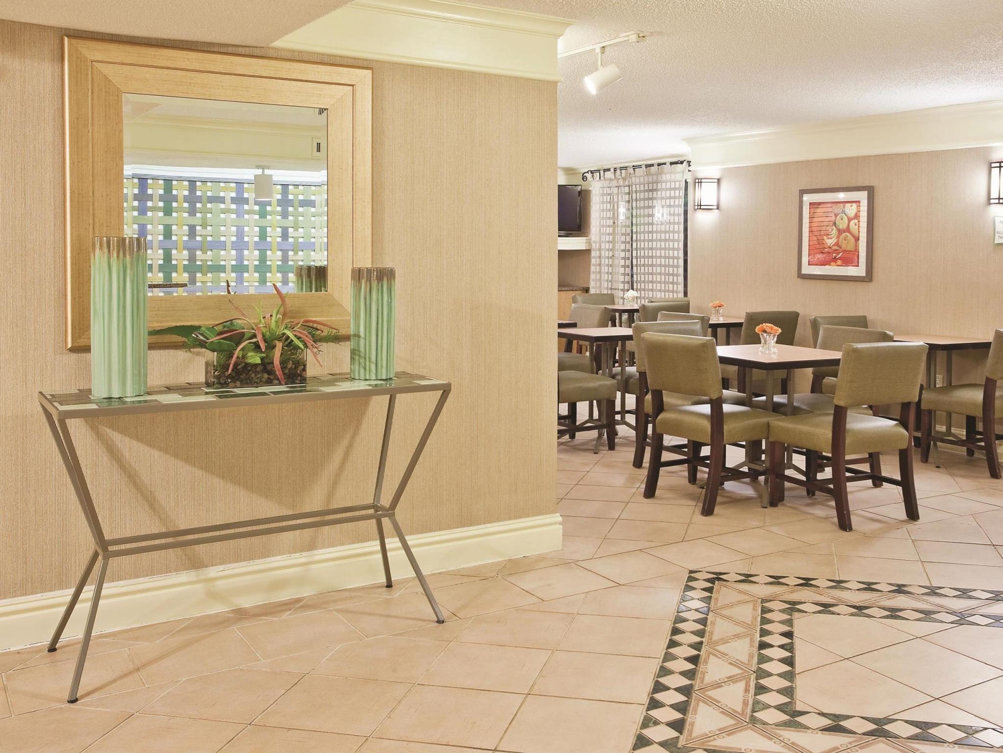 Howard Johnson By Wyndham Columbus Fort Moore Exterior photo