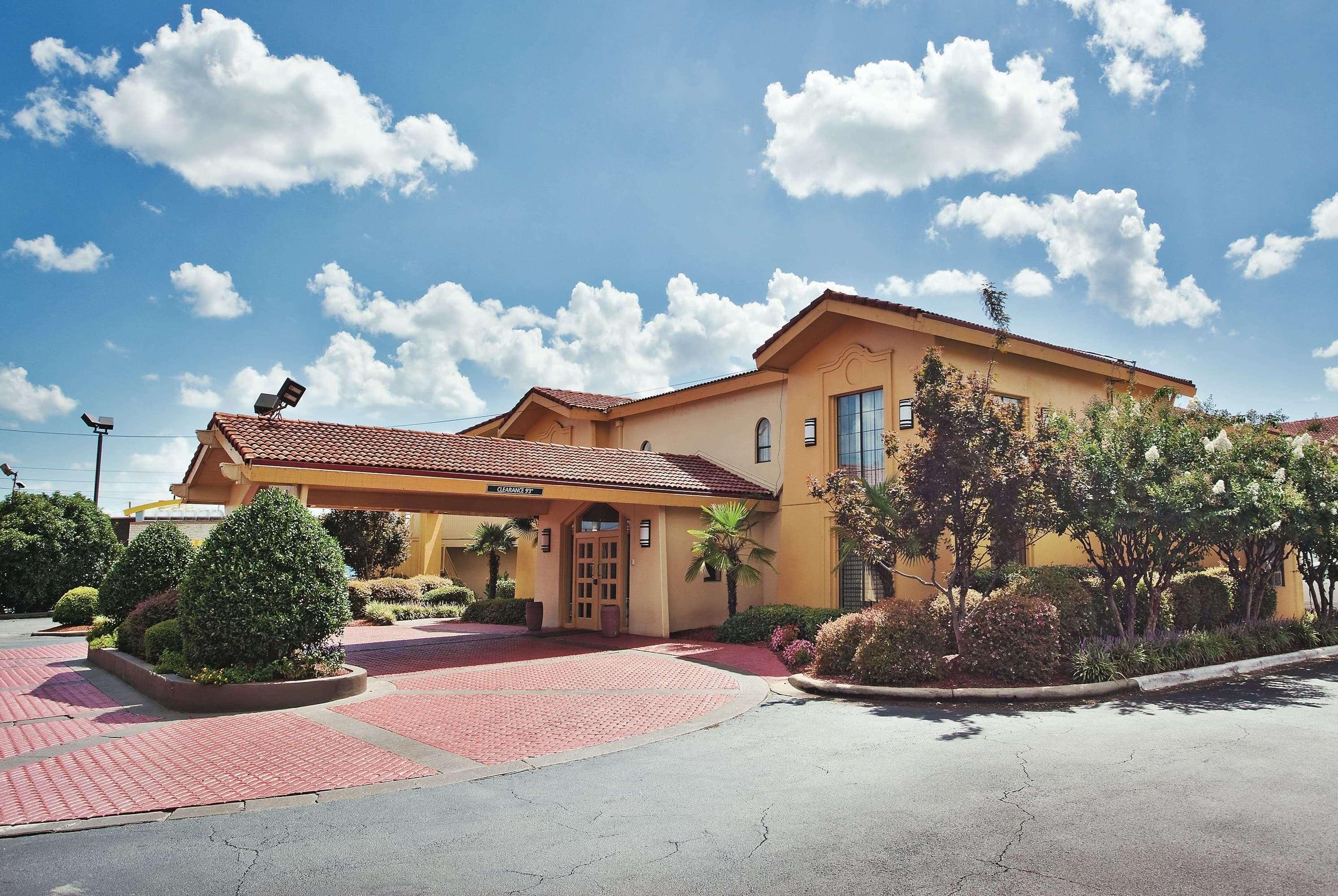 Howard Johnson By Wyndham Columbus Fort Moore Exterior photo