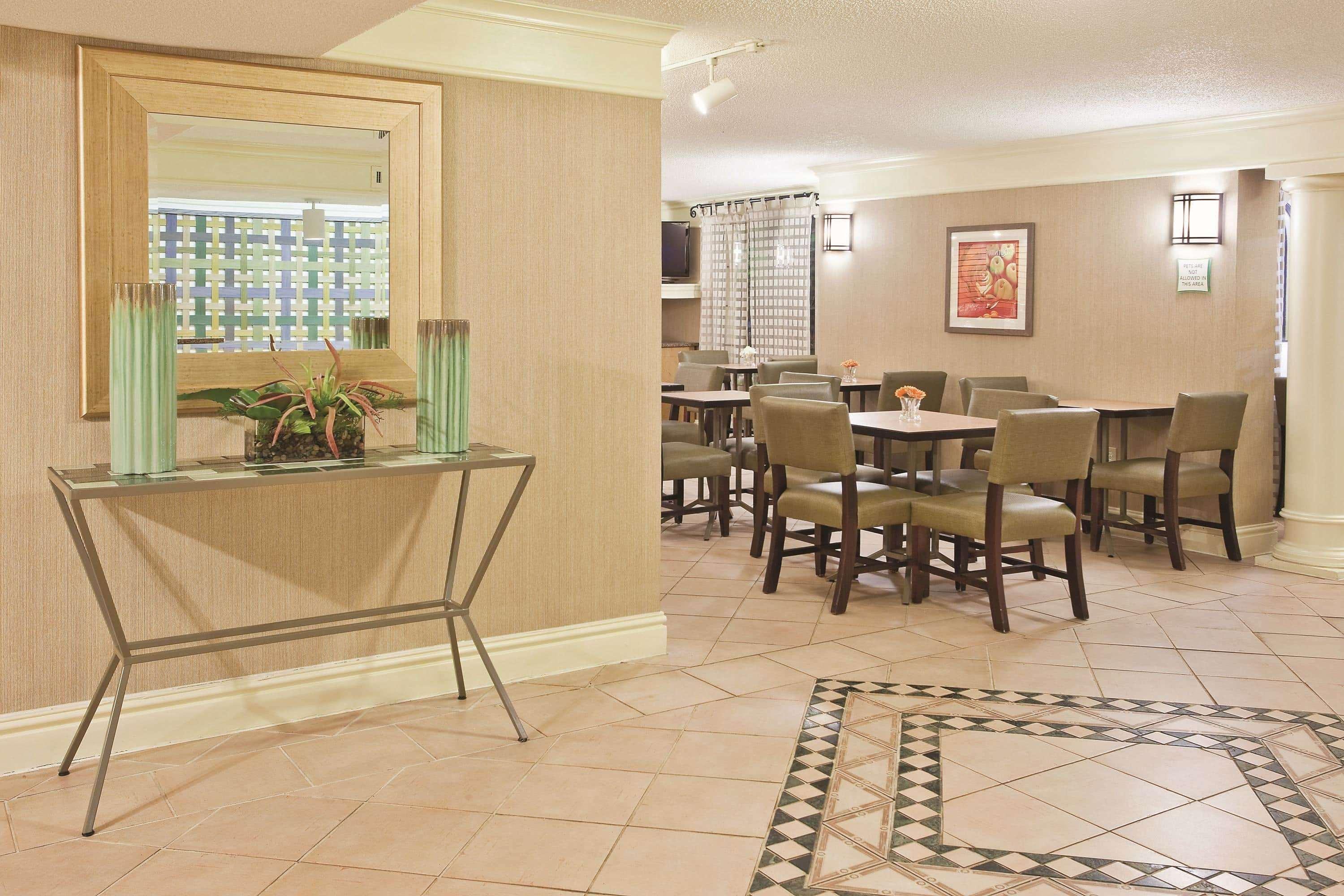 Howard Johnson By Wyndham Columbus Fort Moore Exterior photo
