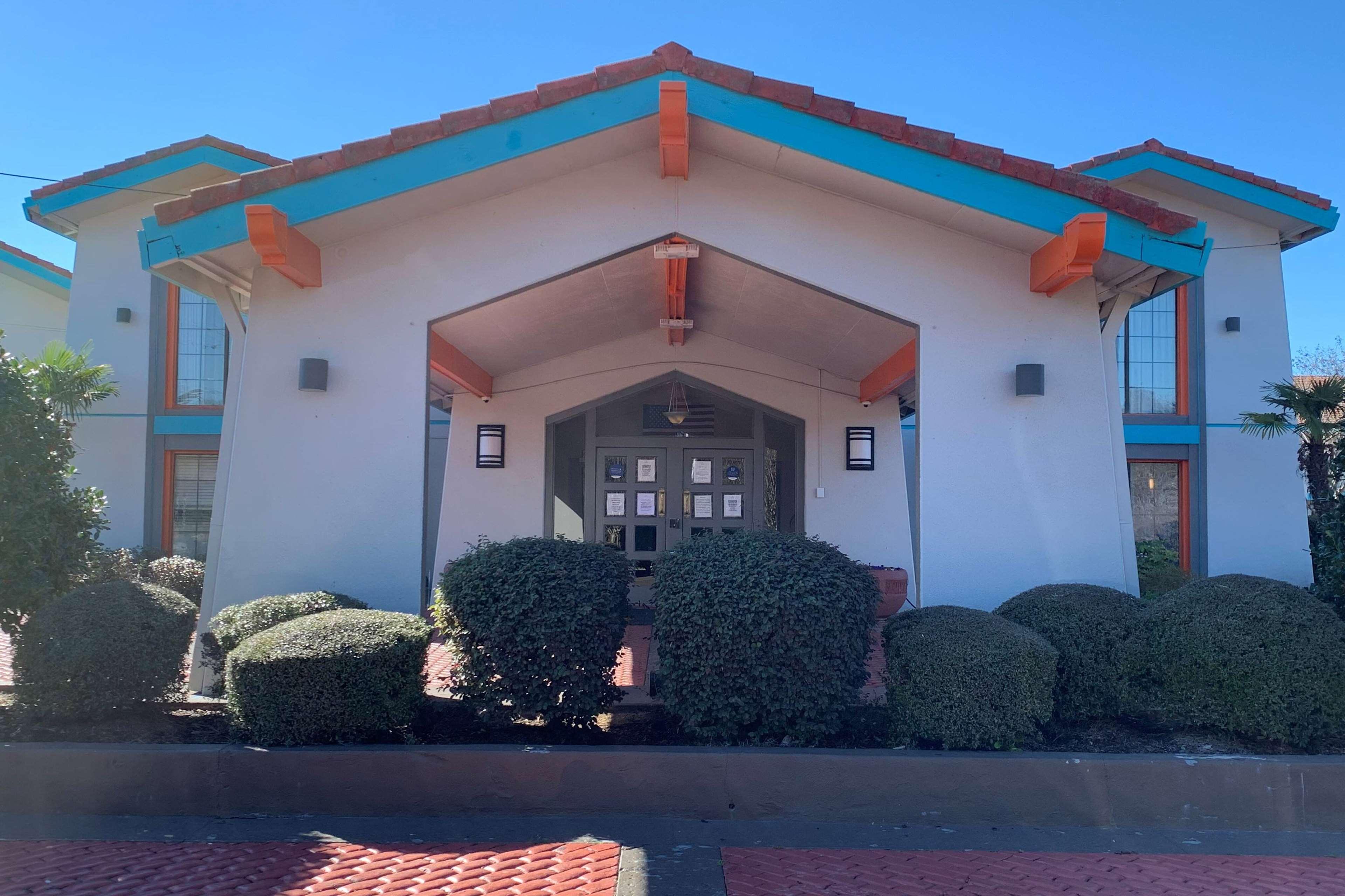Howard Johnson By Wyndham Columbus Fort Moore Exterior photo